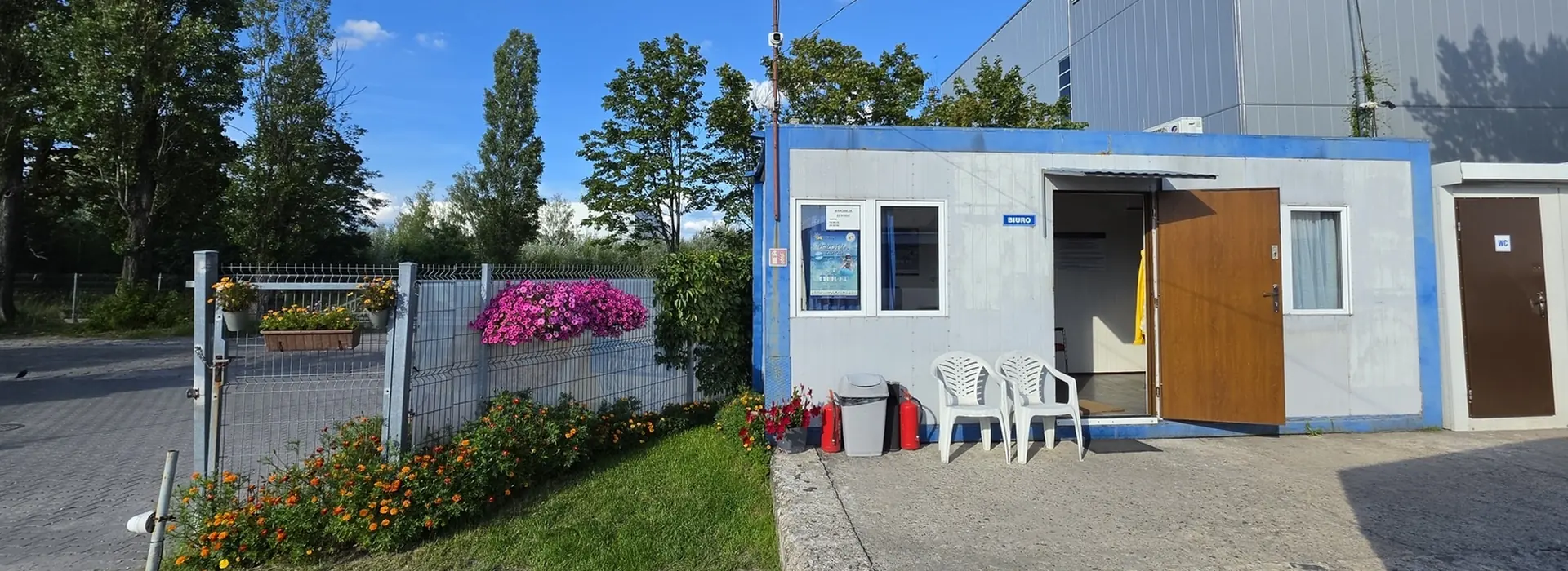 Całodobowe biuro parkingu Parkuj Leć przy ulicy Pogranicznej 11 w Warszawie