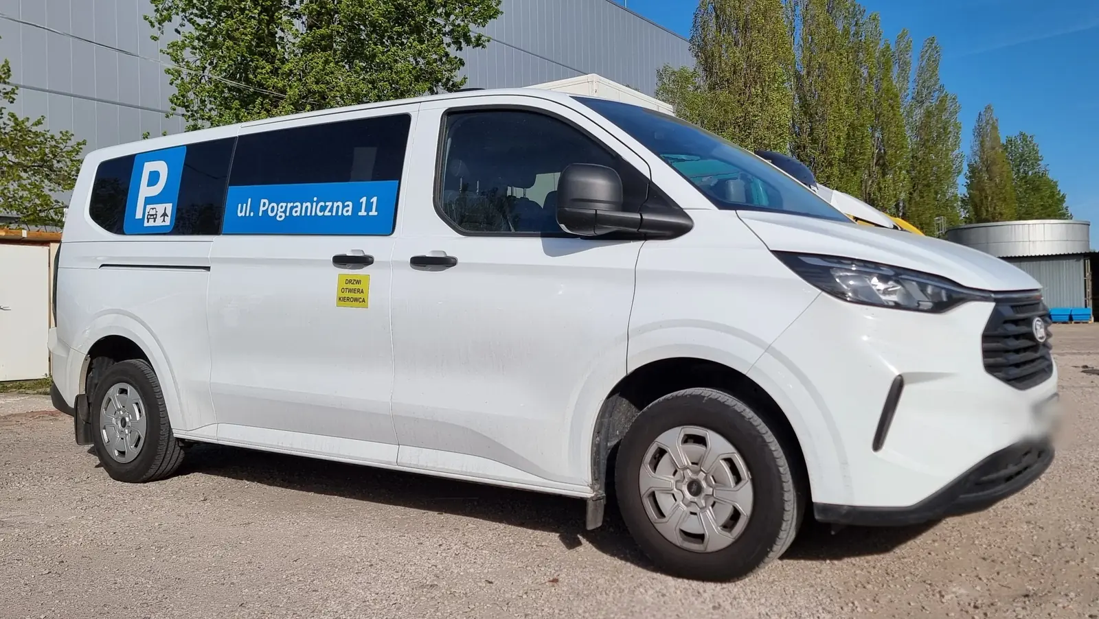 Klimatyzowany bus transferowy Parkuj Leć z adresem ul. Pograniczna 11 na burcie