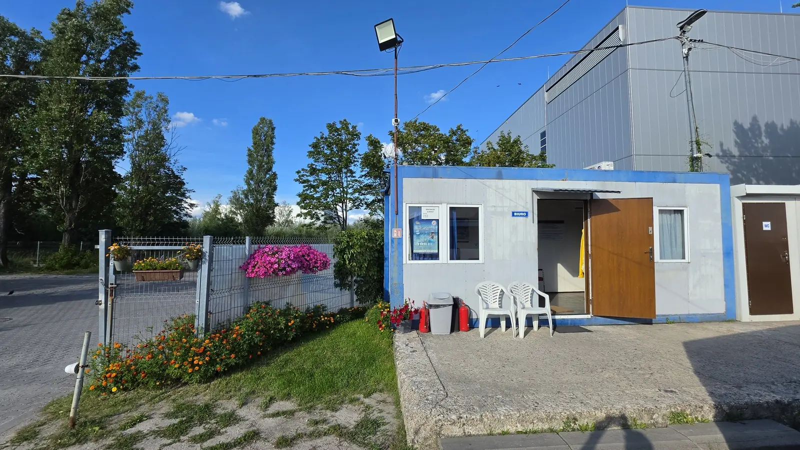 Biuro parkingu Parkuj Leć czynne całą dobę na terenie placu postojowego